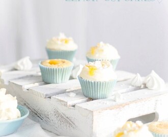 Tangy Lemon Cupcakes with Meringues and Lemon Cream Cheese Frosting ( Syrliga Citron Cupcakes med Maränger och Citronfrosting )