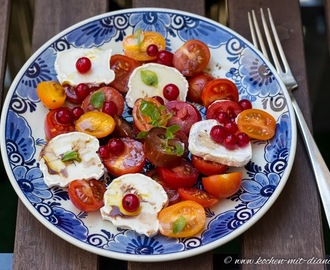 Salat mit Tomaten, Ziegenkäse und Ribiseln/ Salad with tomatoes, goat cheese and currants