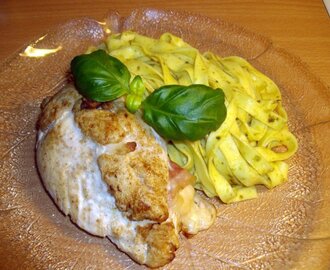 Parmaspäckad kycklingfilé med pestotagliatelle