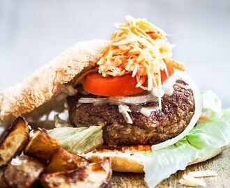 Ulrika Brydlings Organic Henburger med coleslaw och rostad paprikasås