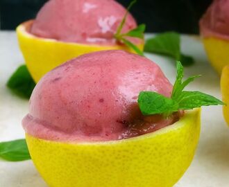 Rohkost Bananen Eis mit Erdbeeren in Zitronenschälchen