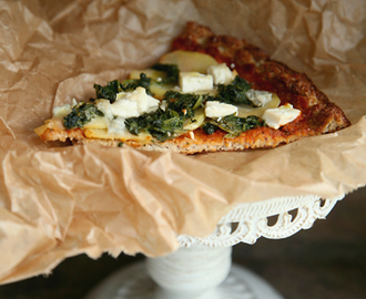Rezept: Leckere Abendschmaus-Pizza mit Blumenkohlboden (low carb und glutenfrei)