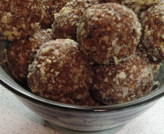 Råa chokladbollar med kakaonibs, chiafrön och gojibär