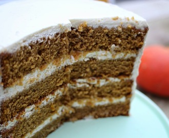 Kürbis‑Gewürz‑Torte mit weißer Schokoladencrème