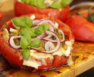 Brie- och pestofyllda tomater - perfekt för en gräsänka som vill äta vegetariskt på riktigt!