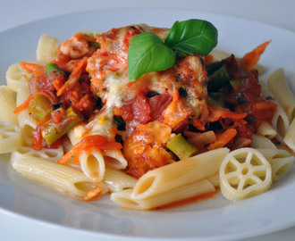RECEPT: IItaliensk ugnsbakad falukorv med basilika och grönsaker i tomatsåsröra med ett täcke av ost (osttäcke)