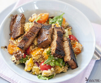 Vegan und köstlich! So kann Seitan schmecken. Dazu Spinat-Quinoa-Salat.
