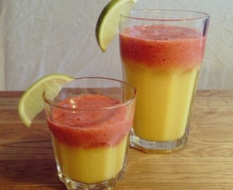 Somrig smoothie med smak av mango, jordgubb och banan