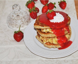 Buchweizenpancakes mit Bananen-Zimtfüllung und Erdbeersoße