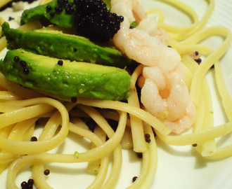 Snabb pasta med avokado, räkor och kaviar
