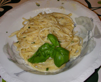 Pasta med vitlök, gorgonzola och basilika