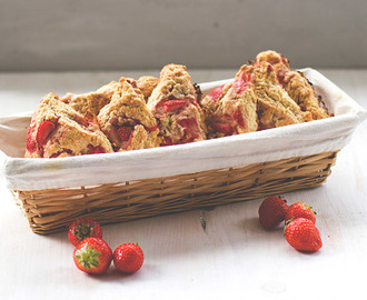 Eine Ode an die Erdbeere: Sonntagsfrühstück deluxe mit Erdbeer-Sahne-Scones, Rhabarber-Curd aus dem Thermomix und frischer Erdbeer-Limo [Werbung]