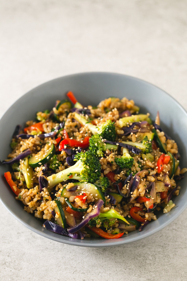 Wok de arroz integral y verduras