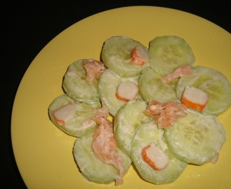Salade de concombre, saumon fumé et surimi, sauce au tarama et à l'aneth