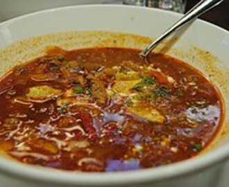 Potage aux légumes grillés et chorizo