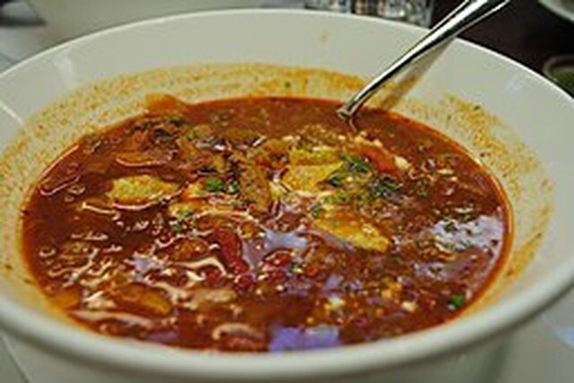 Potage aux légumes grillés et chorizo