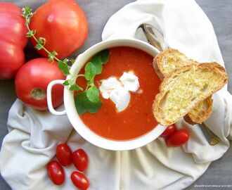 Kremowa zupa z pieczonych pomidorów malinowych