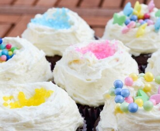 Ultimative Schokoladen Cupcakes mit fluffigem Vanille Frosting – und ein neues Outfit für den Blog