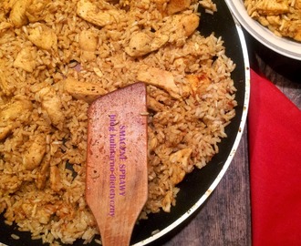 Kurczak curry podany z brązowym ryżem
