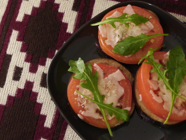 Bakłażany zapiekane z pomidorami, parmezanem i otrębami.