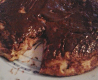 Omlet z białek z bananem i jabłkiem polany gorzką czekoladą