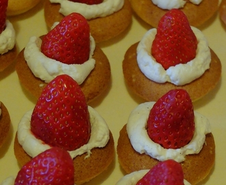 Gâteau de Savoie aux fraises gariguettes et crème Chantilly mascarpone à la vanille (version mignardise)