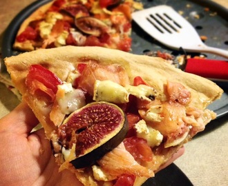 Pizza z serem pleśnionym, łososiem i figą