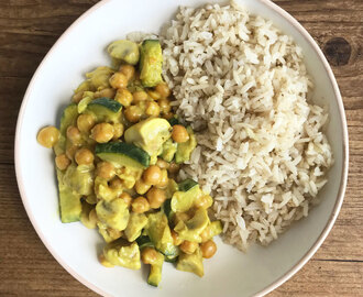 Vegan budget recept: snelle curry met courgette en kikkererwten