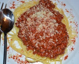 Bezglutenowe spaghetti z sosem bolońskim