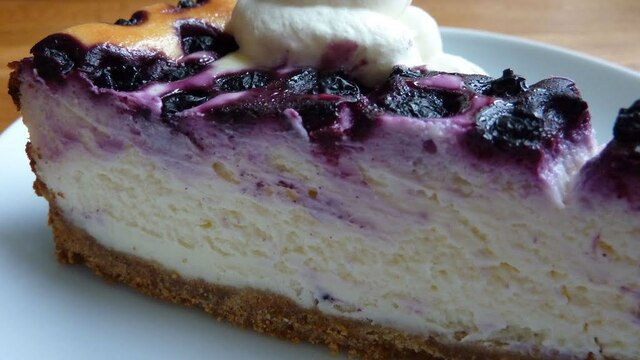Cheesecake med vit choklad och blåbär