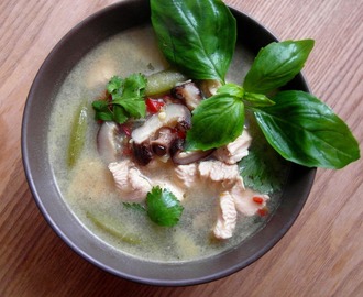 Tom kha gai - klasyczna tajska ostra zupa z mleczkiem kokosowym i kurczakiem