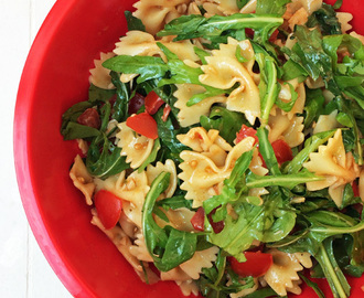 Die perfekte Grillbeilage: Nudelsalat mit Rucola, Parmesan und Tomaten(pesto) #wirrettenwaszurettenist