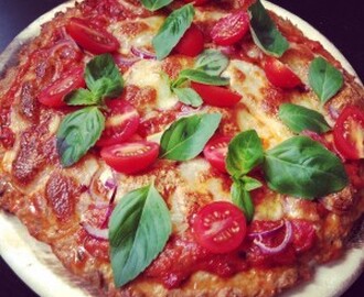 Low-Carb Tomate-Mozzarella Pizza mit Thunfischboden