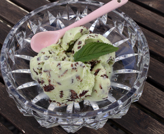 Grün, frisch, lecker! Pfefferminz Stracciatella Eis – ohne Ei!