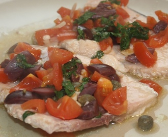 pesce spada con pomodorini, olive e capperi