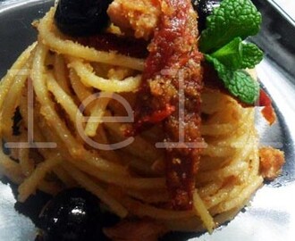 Come cucinare spaghetti aglio e olio con tonno, olive e pomodori secchi