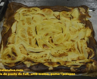 Pastis de pasta de full, amb crema, poma i préssec