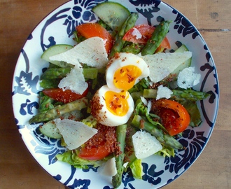 Salade gourmande aux asperges et oeuf mollet