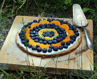 Sveriges nationaldag–knaprig fruktpizza med blåbär, mango & clementiner