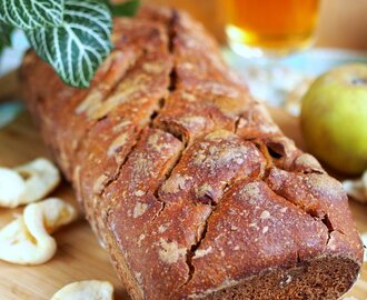 Chleb pszenno-żytni na zakwasie, z jabłkami, cydrem i cebulą - World Bread Day 2014
