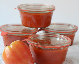 Basis tomatensaus geweckt in de stoomoven