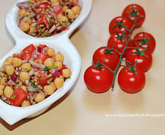Sałatka z ciecierzycą, cebulą i pomidorem