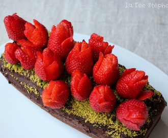 Bouquet de fraises pour la fête des mères sur un délicieux gâteau au chocolat et aux noisettes, recette vegan