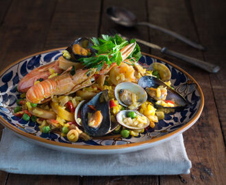 Paella de marisco, dalla tradizione spagnola crostacei e frutti di mare