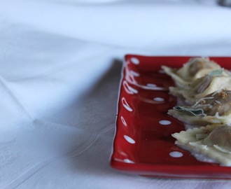 Ravioli di zucca con crema al gorgonzola piccante.
