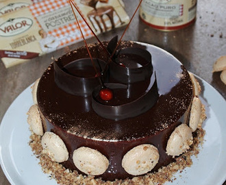 Tarta de Theo con toque de avellana y chocolate con leche al caramelo