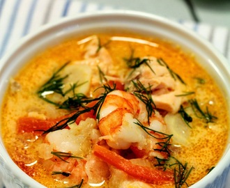 Norweska zupa rybna z łososiem i krewetkami