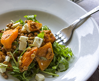 Lenticchie in insalata con zucca speziata arrosto,rucola e feta greca – il lato gustoso dei piatti vegetariani -