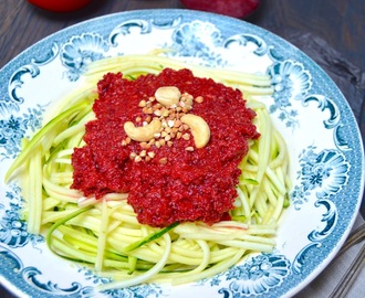 Spaghetti crus de courgette et sauce tomate - betterave