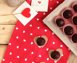 Baci al cioccolato fondente con cuore morbido al cioccolato bianco, pepe rosa e mirtilli rossi